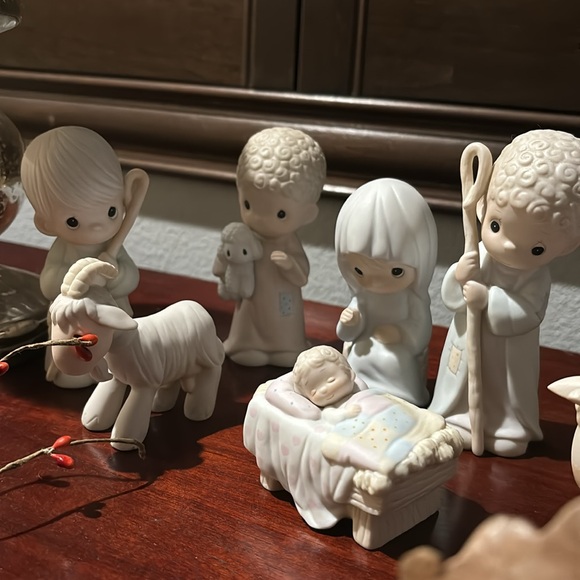 Precious Moment 12 piece Nativity Set. - Picture 6 of 10